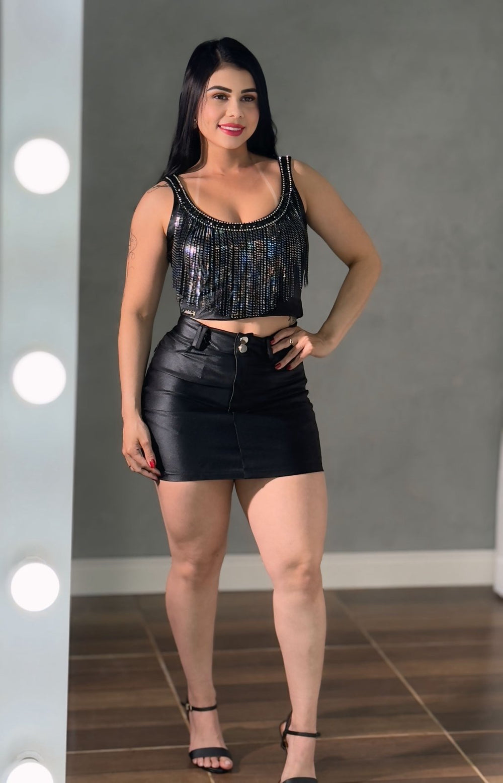 Conjunto Cropped e Saia Preto com Brilho: Look Balada Sexy na cor preta, pose frontal.
