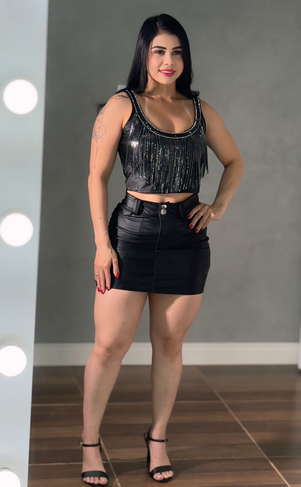 Conjunto Cropped e Saia Preto com Brilho: Look Balada Sexy na cor preta, pose frontal.