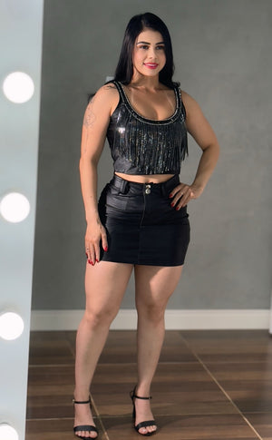Conjunto Preto com Strass: Cropped de Brilho e Saia Curta Preta, pose lateral.