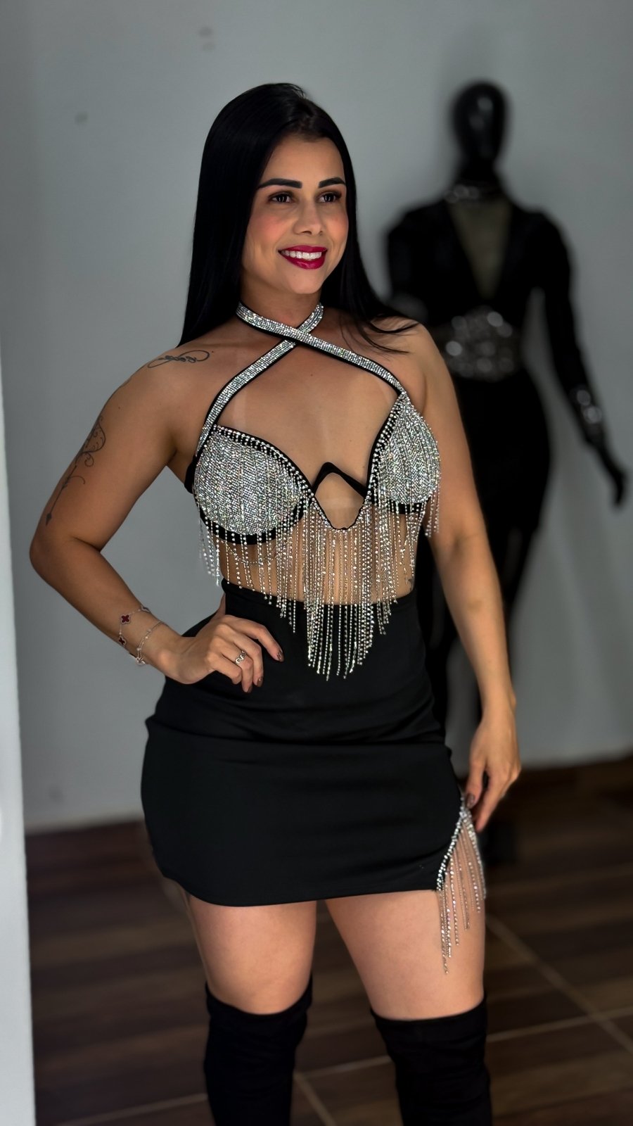 Conjunto Scarlet – Cropped com Franjas de Strass e Saia com Detalhes Brilhantes - Preciosa by Catiuse Daniela