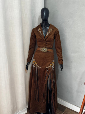 Conjunto Western Arizona Luxo | Cropped Blazer com Botões e Saia Longa de Suede Scuba com Bordados e Corrente de Strass - Preciosa by Catiuse Daniela