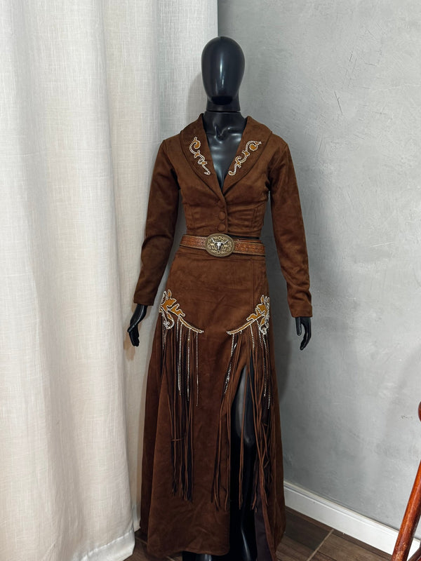 Conjunto Western Arizona Luxo | Cropped Blazer com Botões e Saia Longa de Suede Scuba com Bordados e Corrente de Strass - Preciosa by Catiuse Daniela