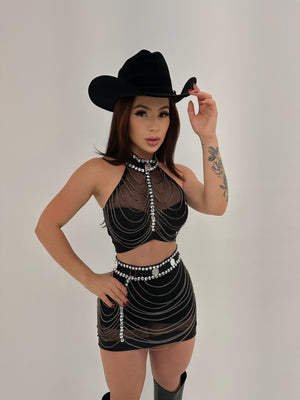 Conjunto Western Baladinha em Poliamida Trilobal Preto | Cropped Frente Única com Bojo, Tule, Correntes Metálicas e Saia com Zíper e Short Interno - Preciosa by Catiuse Daniela