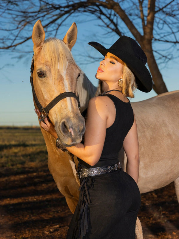 Conjunto Western Dakota Luxo | Colete Cropped com Botões e Calça Flare de Suede Scuba com Franjas Laterais - Preciosa by Catiuse Daniela