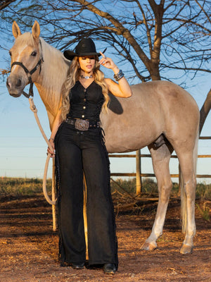 Conjunto Western Dakota Luxo | Colete Cropped com Botões e Calça Flare de Suede Scuba com Franjas Laterais - Preciosa by Catiuse Daniela