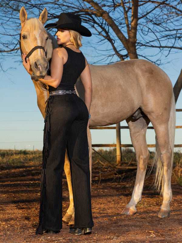 Conjunto Western Dakota Luxo | Colete Cropped com Botões e Calça Flare de Suede Scuba com Franjas Laterais - Preciosa by Catiuse Daniela