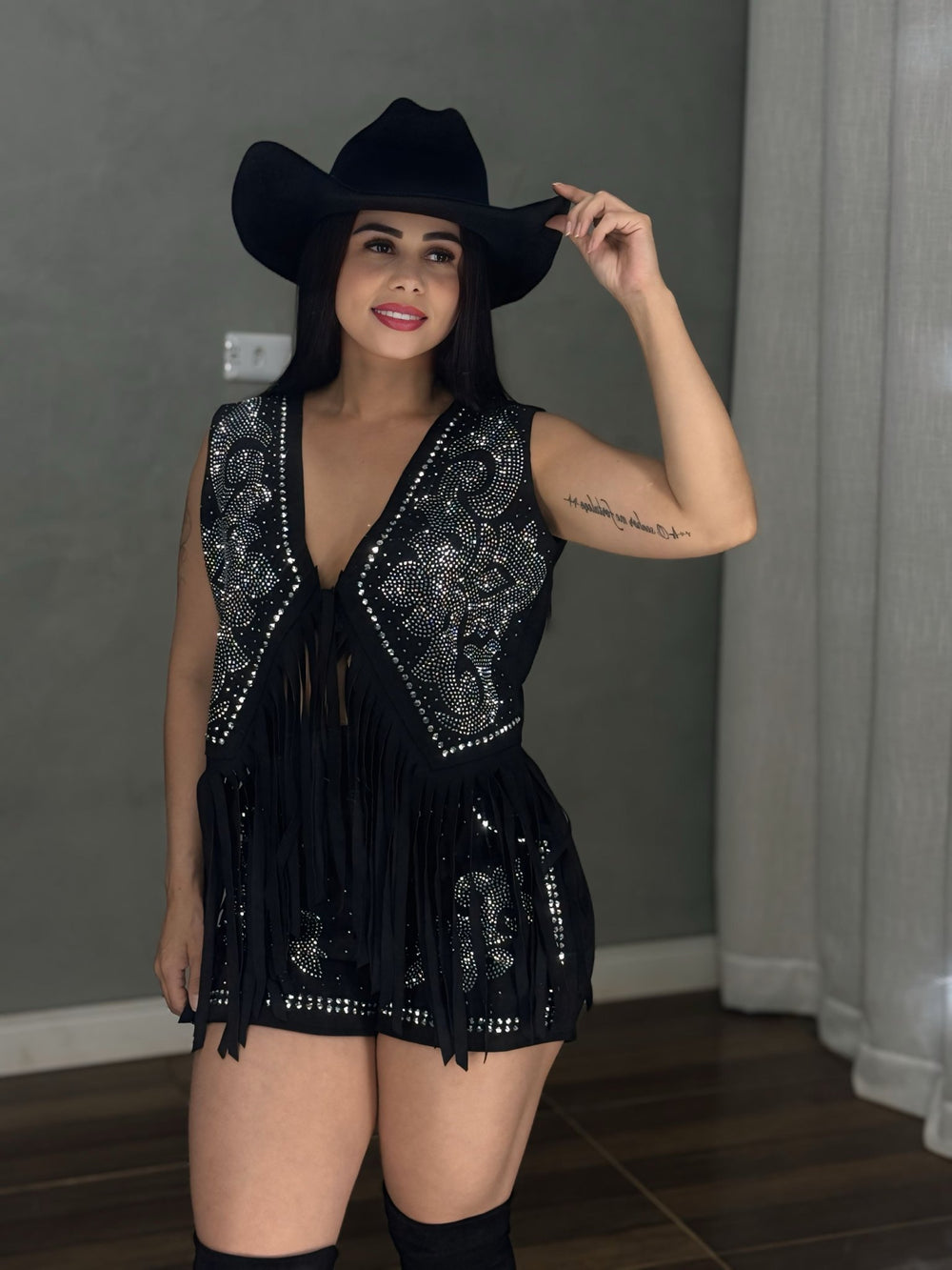 Conjunto Western Glam Luxo | Colete com Franjas e Short em Suede com Strass - Preciosa by Catiuse Daniela