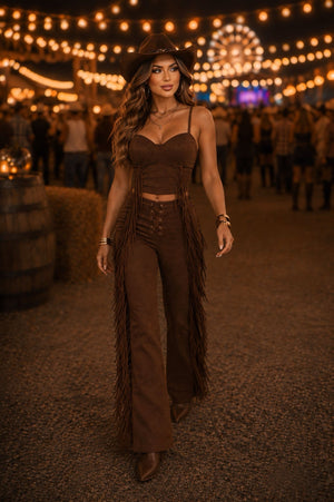 Conjunto Western Lara Luxo | Cropped com Aro Estruturado e Calça Flare com Ilhós e Franjas em Suede - Preciosa by Catiuse Daniela