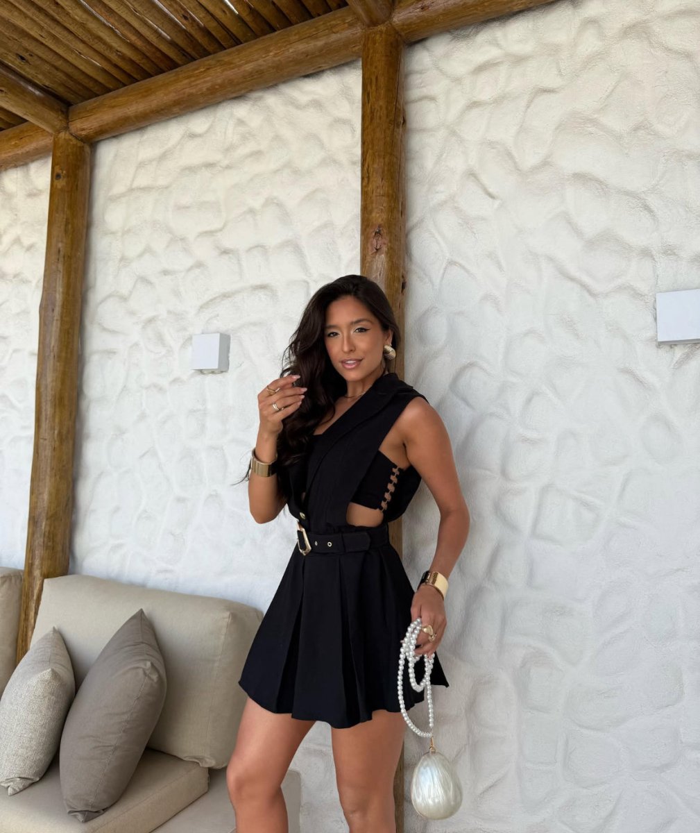 Jardineira Camilly Tecido Sensorial | Cropped, Cinto e Recortes Laterai - Preciosa by Catiuse Daniela