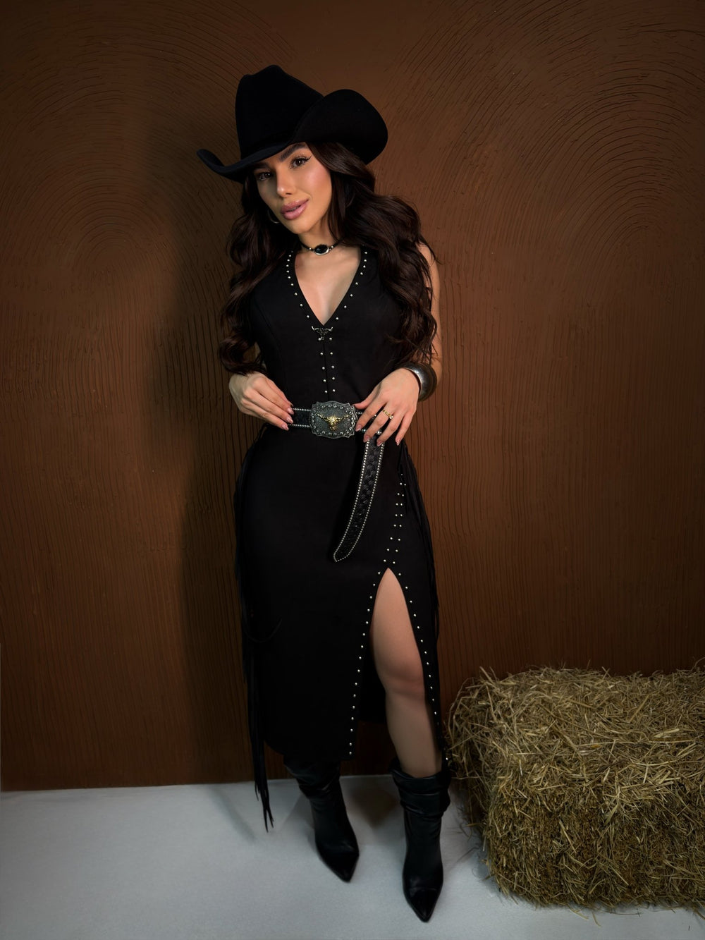 PRE VENDA 24-08 segunda feira - Vestido Western Comitiva Suede Preto | Modelo Midi Frente Única com Fenda, Franjas Laterais, Tachas e Bojo - Preciosa by Catiuse Daniela