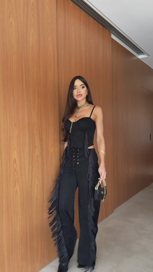 Conjunto Western Lara Luxo | Cropped com Aro Estruturado e Calça Flare com Ilhós e Franjas em Suede