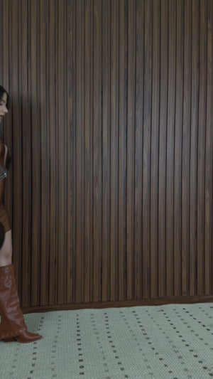 Vestido Western Priscila em Poliamida Trilobal Marrom | Manga Longa com Pedrarias, Decote Profundo Ilusão com Tule, Bojo e Zíper