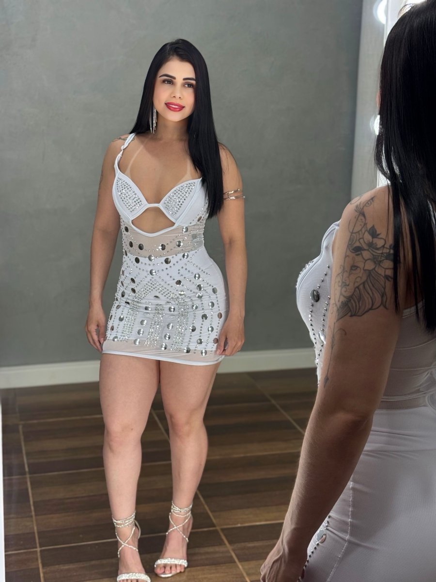 Vestido Curto Alana Tule e Strass | Look Balada com Recorte e Transparência - Preciosa by Catiuse Daniela