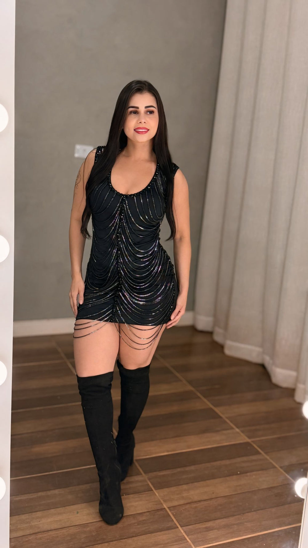 Vestido Curto Balada Corrente Luxo Preto | Sobreposição em Correntes de Brilho em Cascata, Cropped com Bojo e Zíper Traseiro - Preciosa by Catiuse Daniela