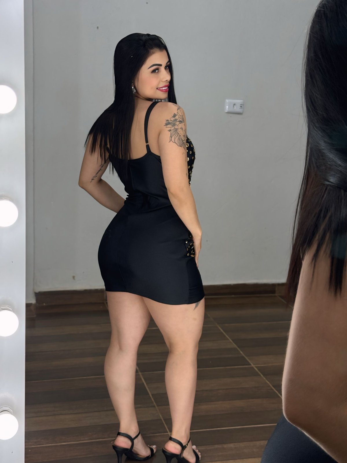 Vestido Curto com Brilho e Recortes Ingrid - Preciosa by Catiuse Daniela