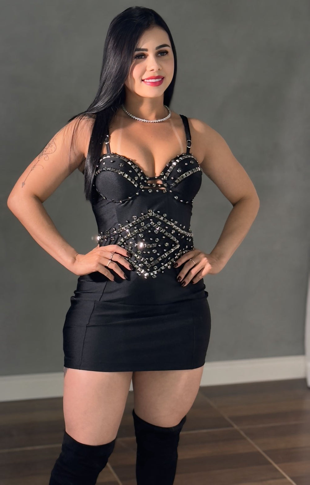 VESTIDO CURTO ESTELA PRETO - PEDRARIAS BORDADAS E TECIDO MODELADOR - Preciosa by Catiuse Daniela