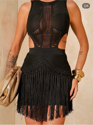 Vestido Curto Solare em Crochê Fio Rayon Preto | Gola Alta sem Bojo, Recortes Laterais Cut-Out e Saia com Cascata de Franjas Fluidas - Preciosa by Catiuse Daniela
