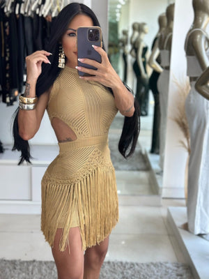 Vestido Curto Solare em Crochê Fio Rayon Preto | Gola Alta sem Bojo, Recortes Laterais Cut-Out e Saia com Cascata de Franjas Fluidas - Preciosa by Catiuse Daniela
