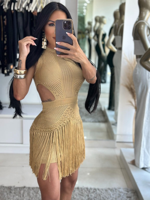Vestido Curto Solare em Crochê Fio Rayon Preto | Gola Alta sem Bojo, Recortes Laterais Cut-Out e Saia com Cascata de Franjas Fluidas - Preciosa by Catiuse Daniela