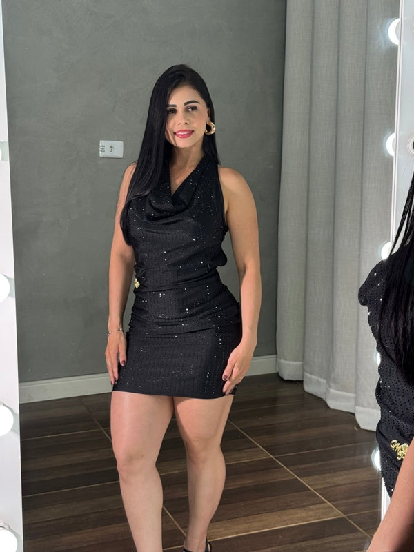 Vestido Curto Thais Black | Strass, Decote Cascata e Poliamida Trilobal - Preciosa by Catiuse Daniela