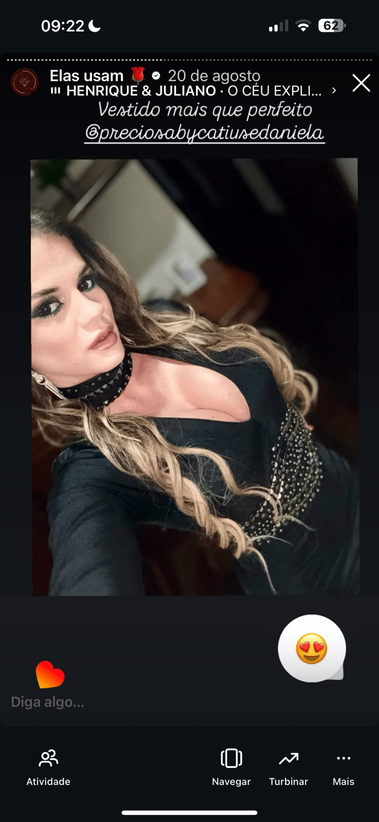 Cliente usando Vestido Alice Preto: Vestido Alice Preto em evento, foto real de cliente mostrando o brilho da pedraria.