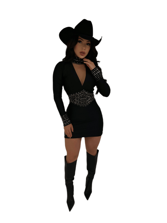 Vestido Alice Preto (close-up cintura): Close-up do bordado de pedrarias na cintura do Vestido Alice, luxo e brilho.