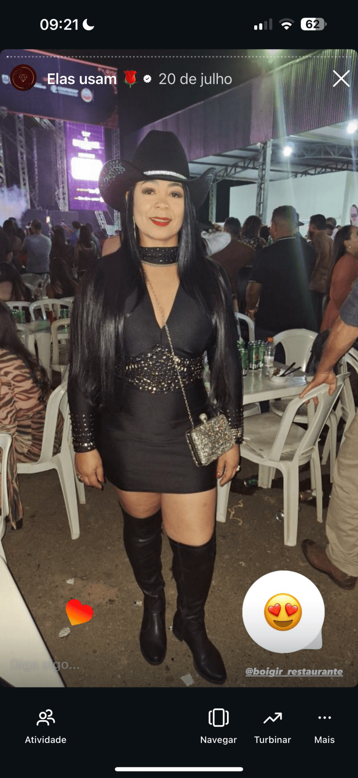 Cliente usando Vestido Alice (de longe): Vestido Alice em uso por cliente, mostrando o look completo na festa.