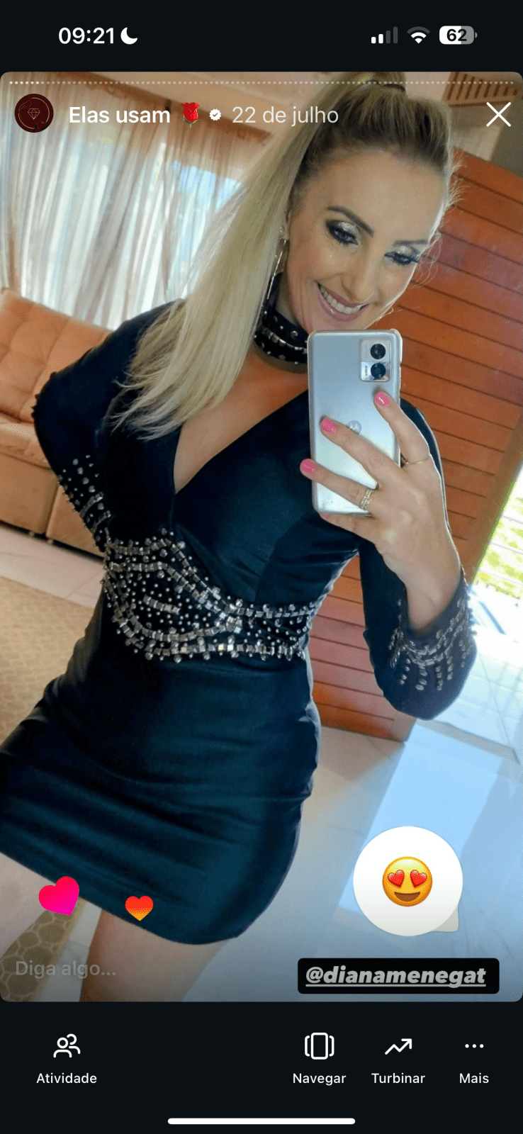 Cliente (close no sorriso): Cliente feliz com o Vestido Alice , manga longa.