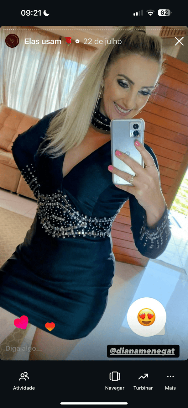Cliente (close no sorriso): Cliente feliz com o Vestido Alice , manga longa.