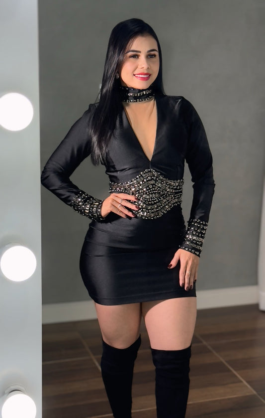 Vestido Alice Preto (pose frontal): Vestido de festa curto em preto, detalhe pedrarias na cintura e manga longa