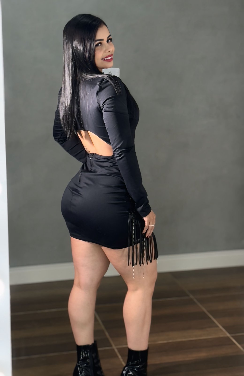 Vestido Isa Preto Manga Longa com Lindo Decote nas Costas Abertas