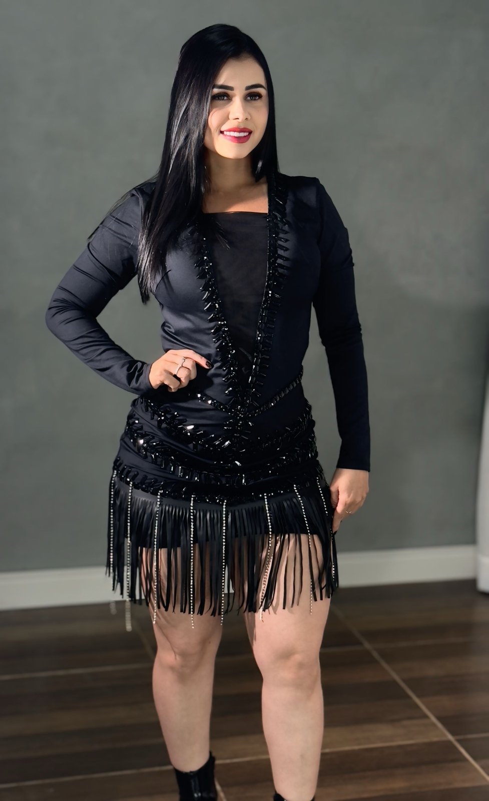 Vestido Isa Preto com Franja de Pedrarias, Detalhe do Bordado e Manga Longa