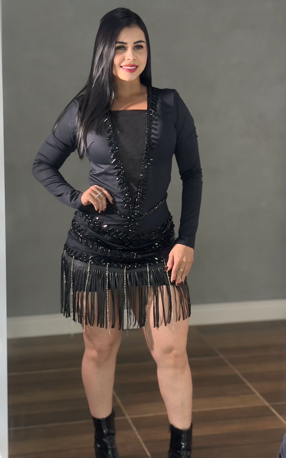 Vestido Curto preto Isa, Manga Longa em Poliamida, evidenciando o caimento e o brilho da franja