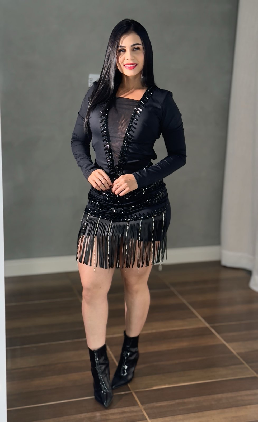 Look Balada Luxo: Vestido Isa com Pedrarias, ideal para eventos noturnos, Veste 38 ao 44