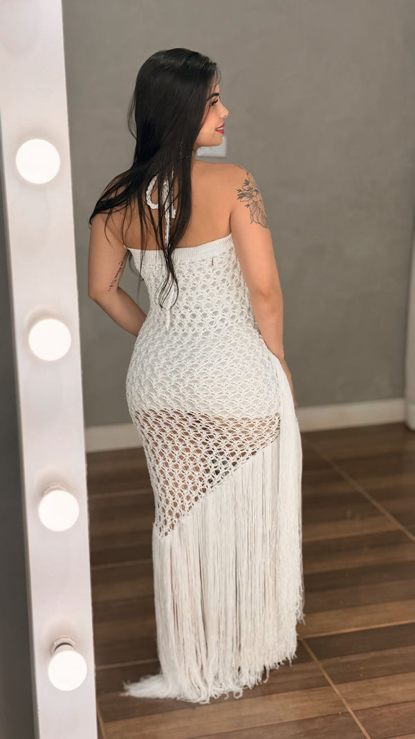 Vestido Longo Celebration e Resort Solar em Tricô de Fio Rayon Branco | Frente Única com Detalhe Orgânico, Sem Bojo, Costas Abertas e Franjas Longas - Preciosa by Catiuse Daniela