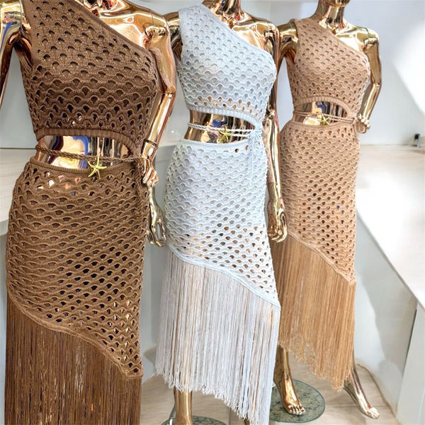 Vestido Longo Estrela em Crochê Modal | Modelagem Um Ombro Só sem Bojo, Recorte Cut-Out com Estrela do Mar, Forro e Franjas Longas - Preciosa by Catiuse Daniela