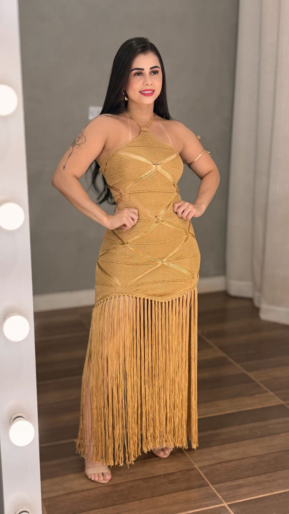 Vestido Longo Luxo em Tricô de Fio Rayon | Decote Frente Única sem Bojo, Costas Trançadas com Amarração, Short Interno e Franjas Longas - Preciosa by Catiuse Daniela