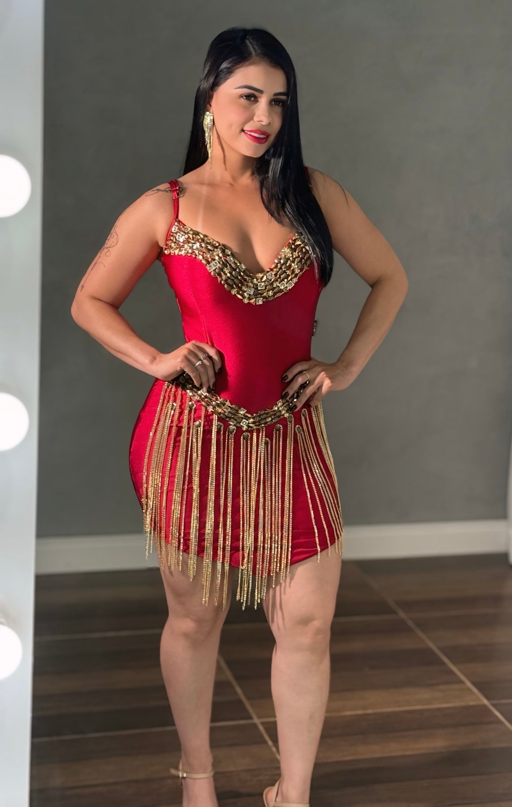Vestido Curto Pedrarias e Franjas de Corrente. Macaquinho luxuoso Marca Paula Mello.