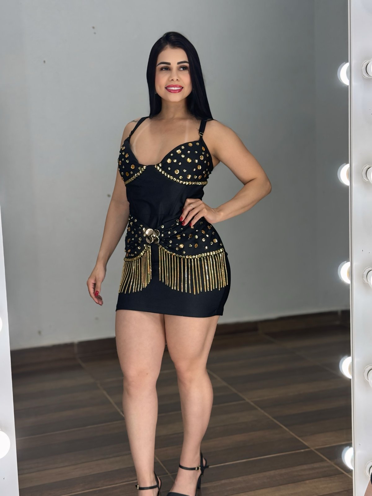 Vestido Curto com Franja e Pedraria - Modelo Perna à Mostra.