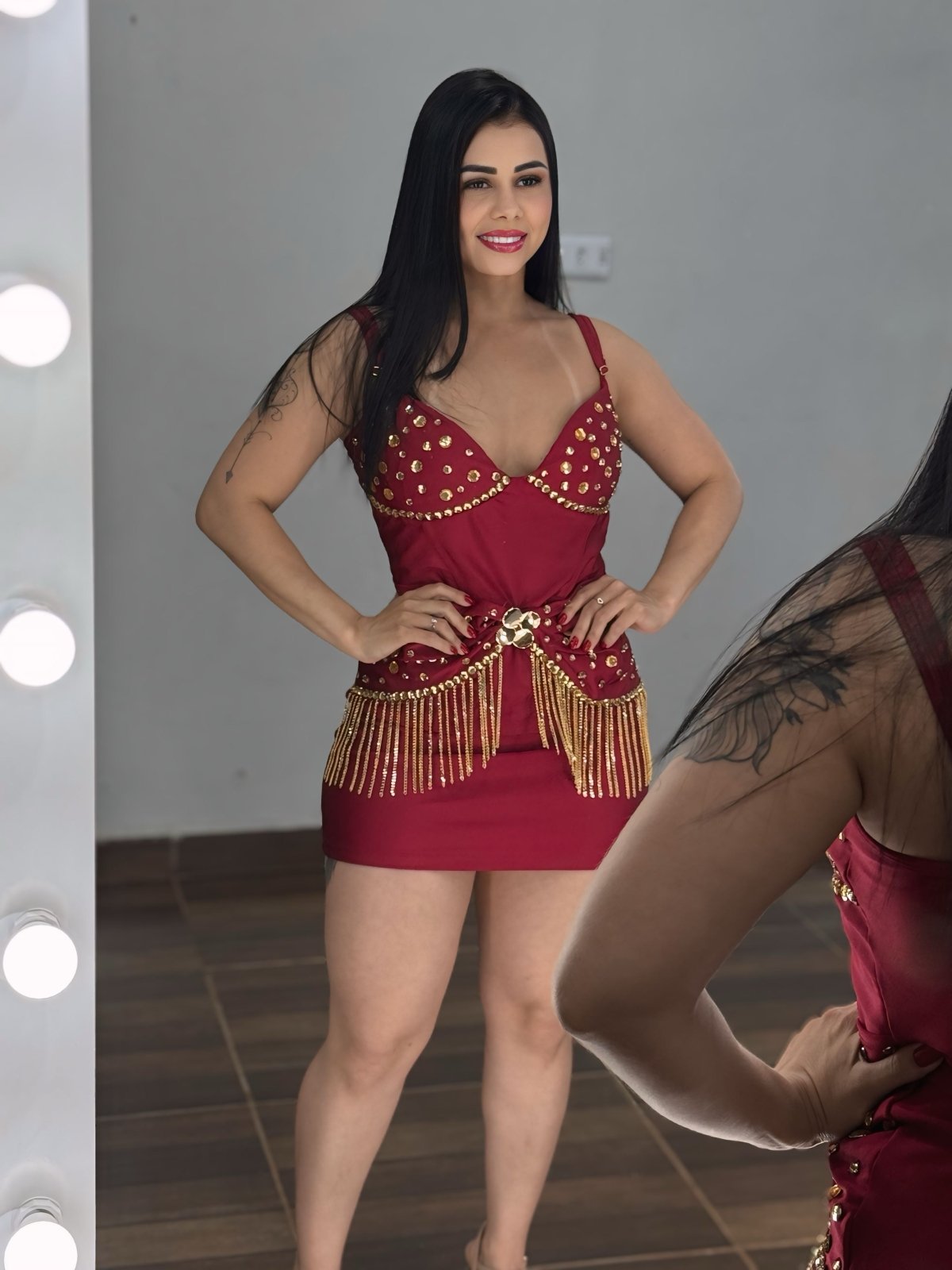 Vestido Curto com Pedraria - Detalhe do Decote em V e Aplicações de Strass.