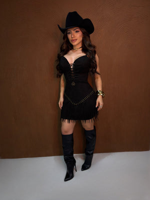 Vestido Rodeio Luxo | Suede Premium com Decote Ilhós, Tachas Ouro Velho e Barra de Franjas - Preciosa by Catiuse Daniela