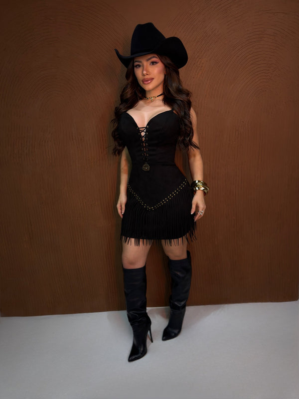 Vestido Rodeio Luxo | Suede Premium com Decote Ilhós, Tachas Ouro Velho e Barra de Franjas - Preciosa by Catiuse Daniela