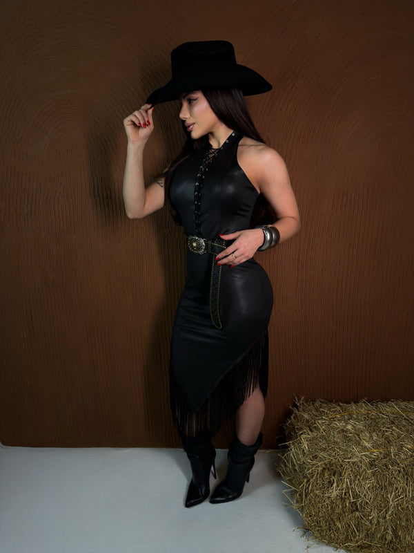 Vestido Simone Cirrê Premium Preto | Modelagem Mid com Franjas, Amarração Frontal - Preciosa by Catiuse Daniela