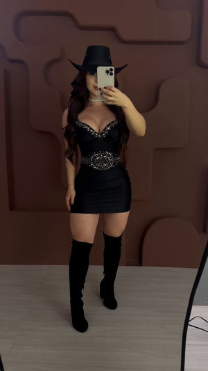 Vestido Western Nelly em Poliamida Trilobal Preto | Modelo Curto Tubinho com Bojo, Alças Reguláveis, Pedrarias no Busto e Cinto de Strass - Preciosa by Catiuse Daniela