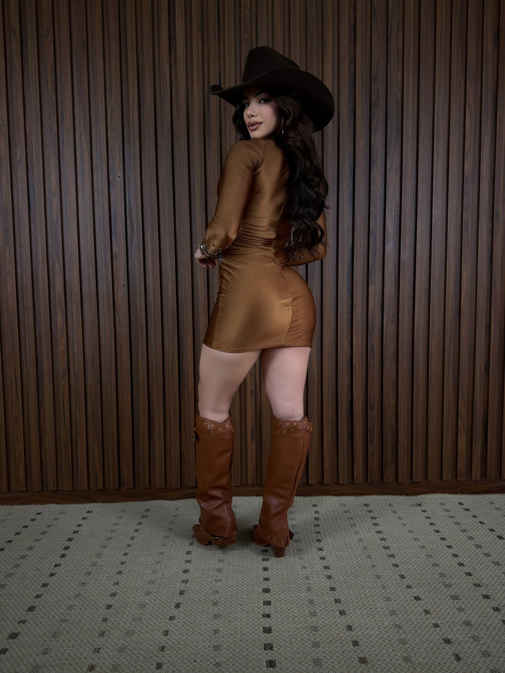 Vestido Western Priscila em Poliamida Trilobal Marrom | Manga Longa com Pedrarias, Decote Profundo Ilusão com Tule, Bojo e Zíper - Preciosa by Catiuse Daniela