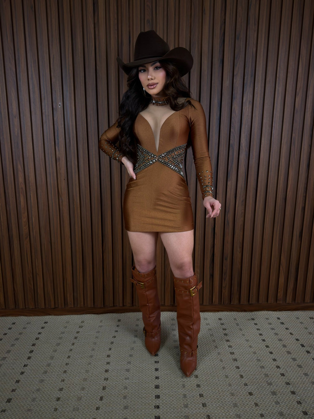 Vestido Western Priscila em Poliamida Trilobal Marrom | Manga Longa com Pedrarias, Decote Profundo Ilusão com Tule, Bojo e Zíper - Preciosa by Catiuse Daniela